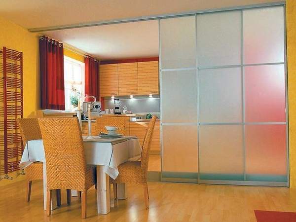 Раздвижная дверь на кухню со стеклом - перегородка в интерьере