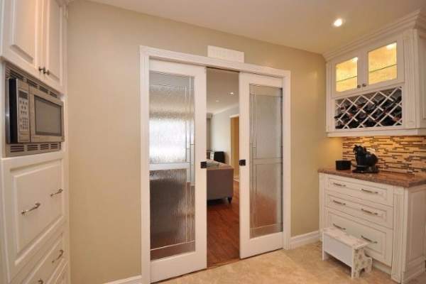 Двери для кухни - белые, раздвижные, со стеклом