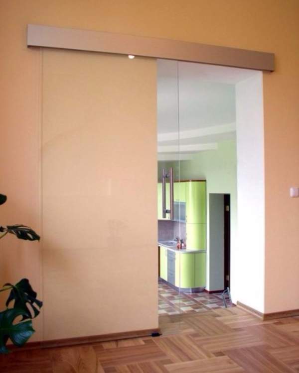 Прозрачная стеклянная дверь на кухню - раздвижной вариант
