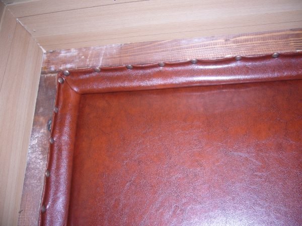 Кожаные валики по краям дверного косяка