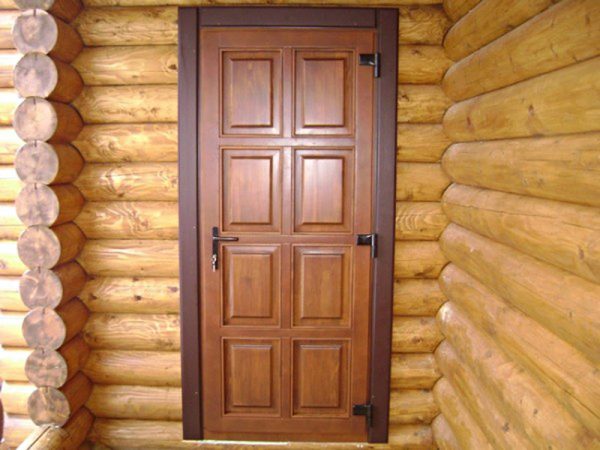 Входная утеплённая деревянная дверь