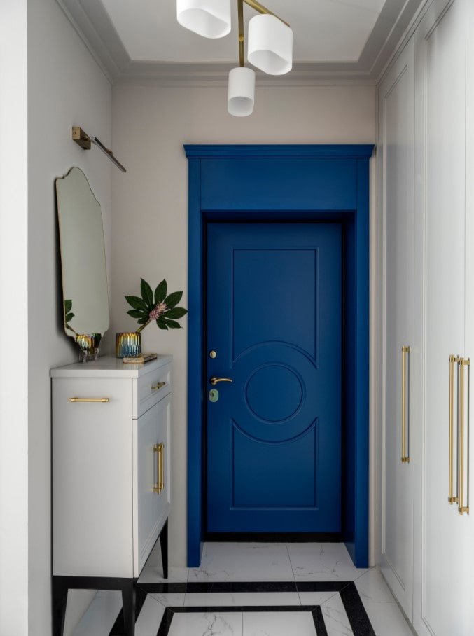 синяя входная дверь
