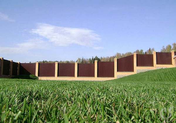 Ограда на склоне