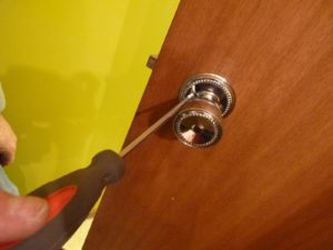 Как снять замок и ручку с межкомнатной двери: порядок и особенности работы