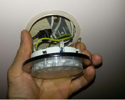 Светодиодный светильник, извлеченный из натяжного потолка.