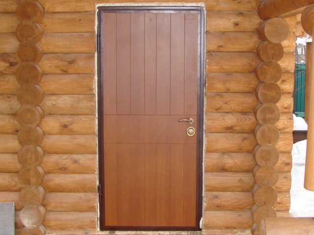 металлическая дверь в деревянном доме