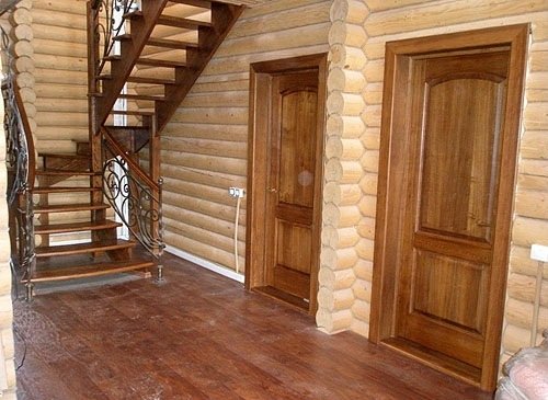 Деревянные двери в деревянном доме – повышенная вероятность того, что нарушение микроклимата приведет к появлению постоянных скрипов и перекосов