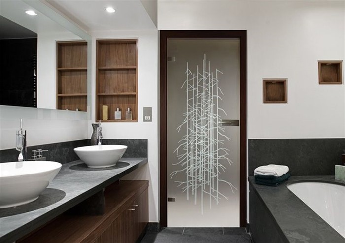 Стеклянная дверь в ванную смотрится красиво, но стоит очень дорого