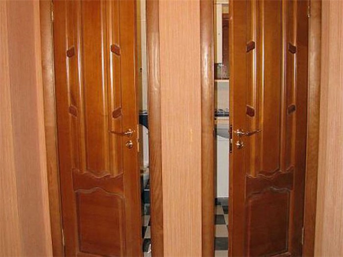 Деревянные двери обладают хорошей тепло- и звукоизоляцией