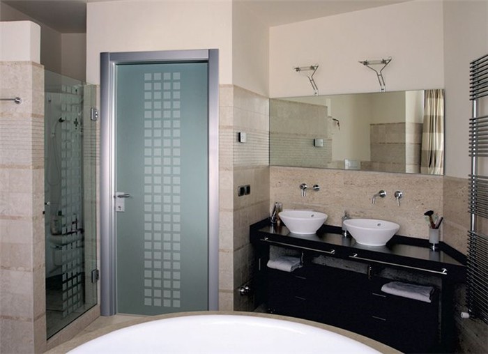 Стеклянная дверь в ванную комнату в современном стиле