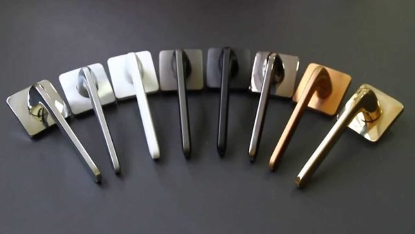 Это варианты цвета металлических дверных ручек фирмы Коломбо 