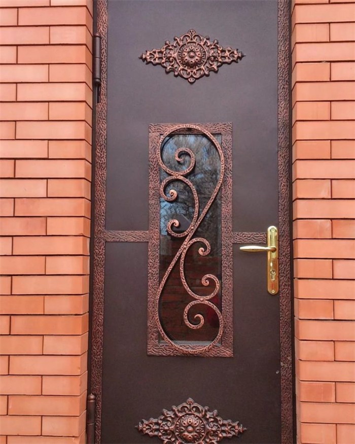 двери с коваными элементами
