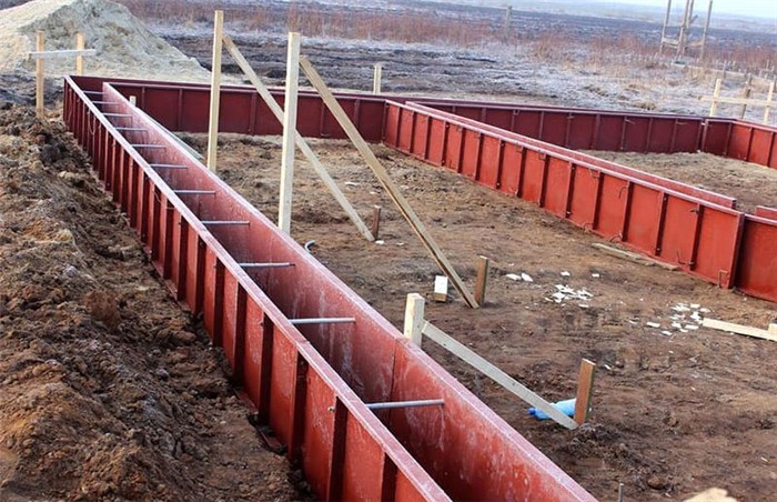 ФОТО: smkites.ru Использование железобетонной опалубки позволяет сократить количество жидкого бетона и упростить рабочий процесс
