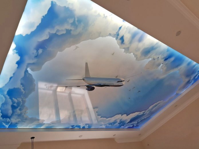 потолок с изображением неба и самолета