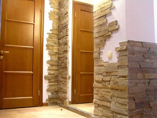 Дверной проем. отделанный декоративным камнем