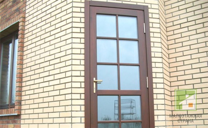 Пластиковые входные двери в частный дом: сравнение с металлическими и деревянными