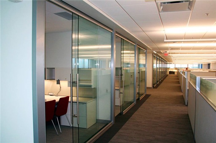 Межкомнатные стеклянные раздвижные двери в офисе