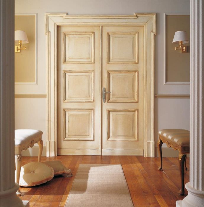 Деревянная дверь кремового цвета в классической гостиной