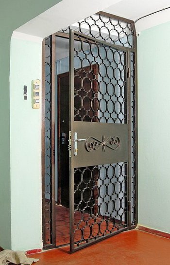 Пример решетчатых дверей, установленных в тамбуре