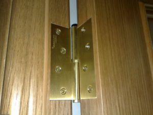 Инструкция, как правильно прикручивать петли к дверям