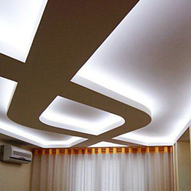 Двухуровневые потолки с белым полотном и яркой подсветкой