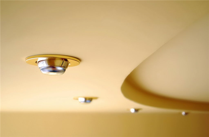 Двухуровневый потолок позволяет выполнить зонирование света и воплотить любые дизайнерские задумки