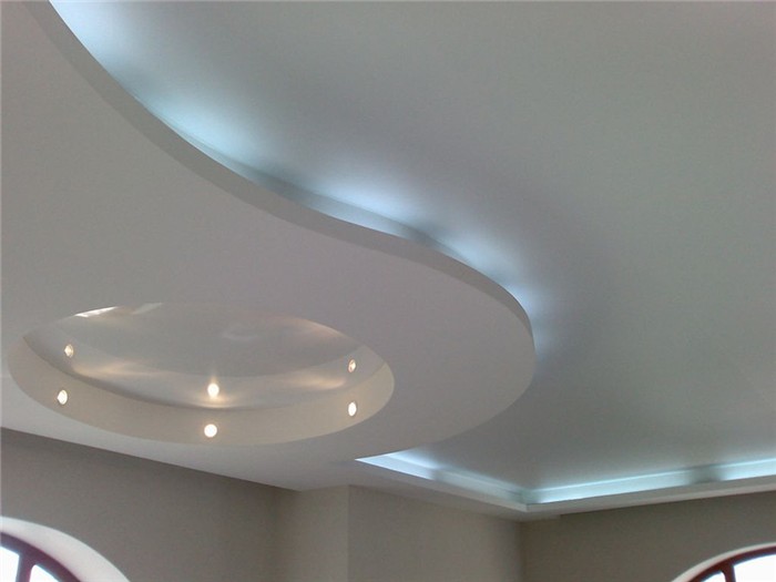 Между уровнями потолка можно встроить эффектную светодиодную подсветку