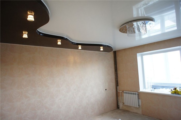 Глянцевый потолок позволяет сделать помещение просторнее