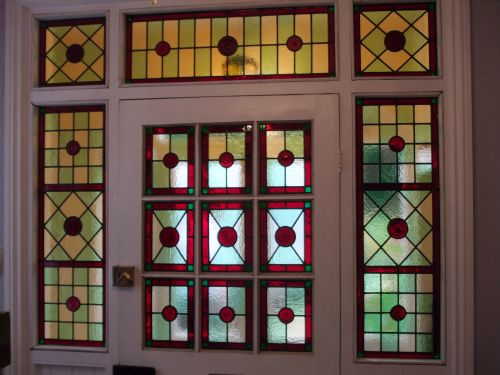 Чаще всего входные двери оформляются геометрическими рисунками на стекле