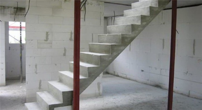 Одномаршевая бетонная лестница