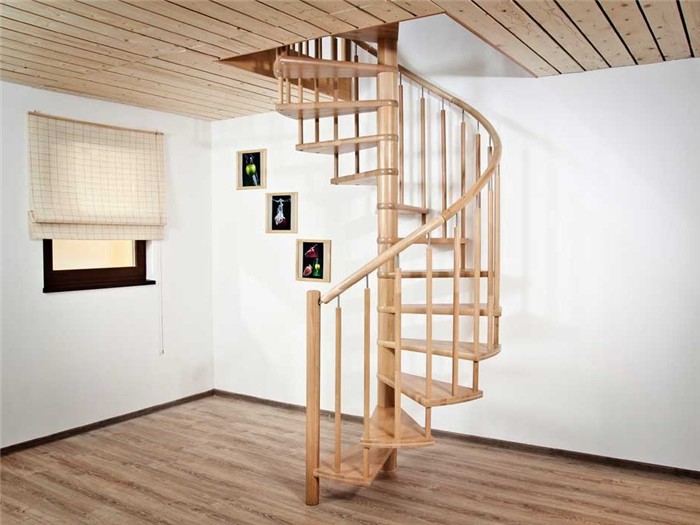 Винтовая деревянная лестница на второй этаж