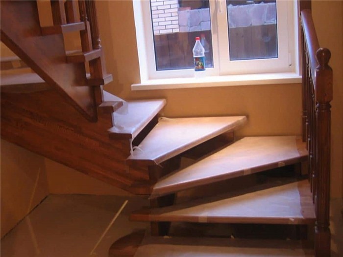 Компактная лестница с забежными ступенями