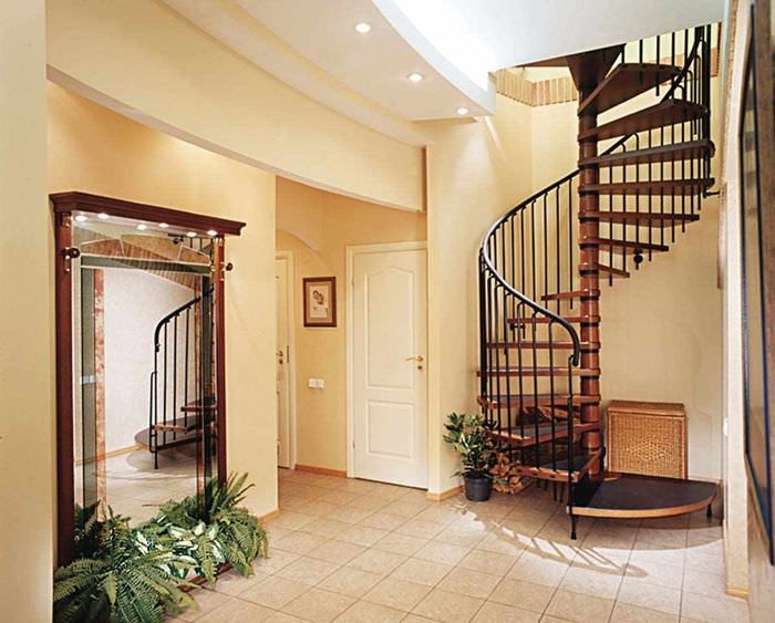 идея яркого интерьера лестницы в честном доме
