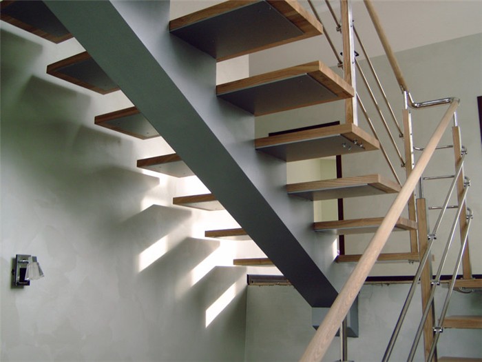 Лестница на косоуре с металлическими перилами