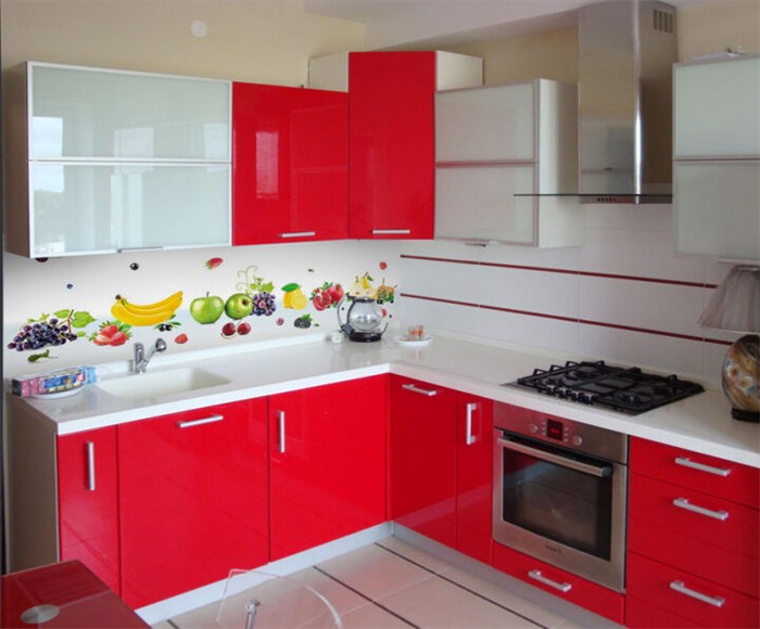 Белая столешница «притушит» красный цвет кухонного гарнитура