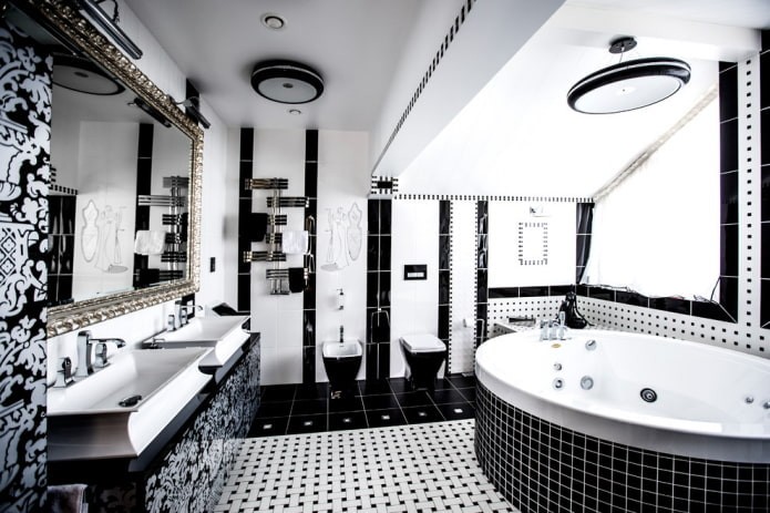 ванная на мансарде в черно-белом цвете