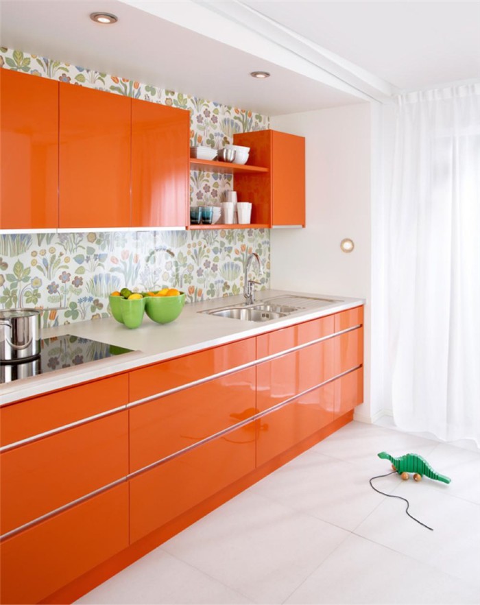 Оранжевая кухня с белой столешницей
