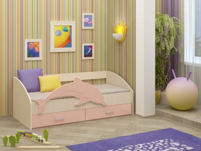 детская кровать с рисунком дельфина в интерьере