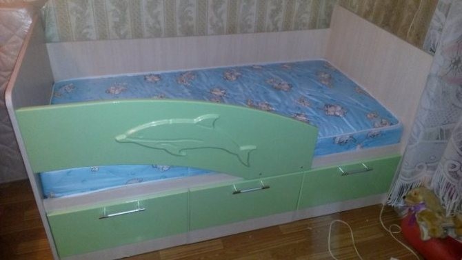 детская кровать дельфин в комнате