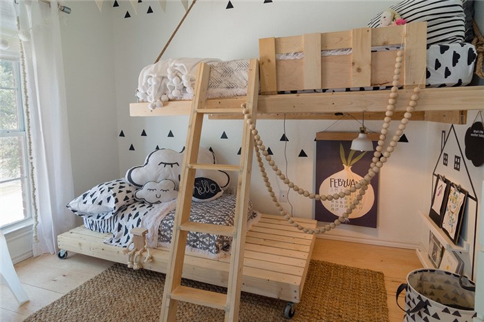 Мебель из сосны в интерьере детской спальни