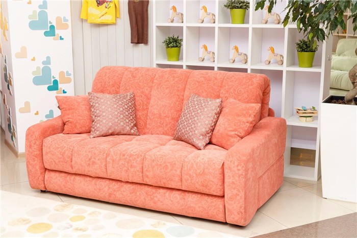 Розовый диван для детской