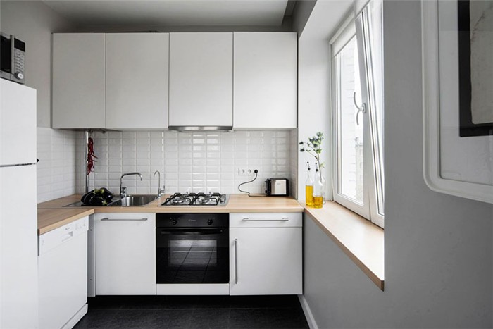 Фартук из прямоугольной белой плитки и деревянные поверхности – лучшее решение для современной кухни
