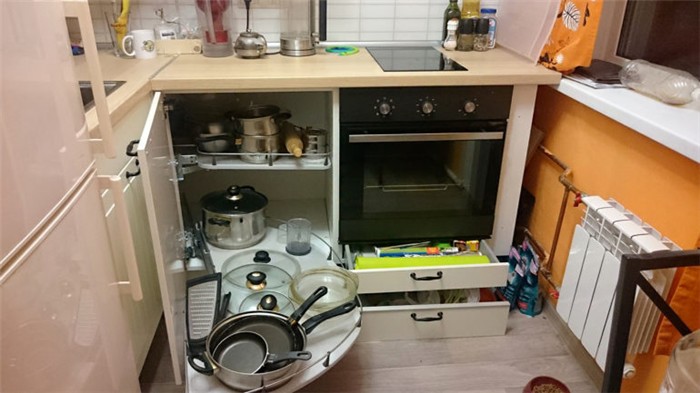 Выдвижные системы позволяют рационально использовать самые далекие уголки кухонного гарнитура