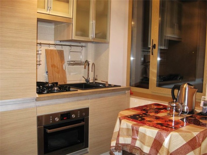 Столы с закругленными углами занимают меньше места и создают на кухне атмосферу уюта
