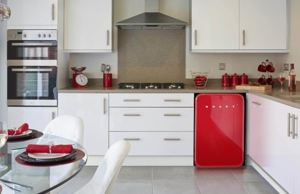 Куда поставить холодильник в маленькой кухне - варианты оформления дизайна