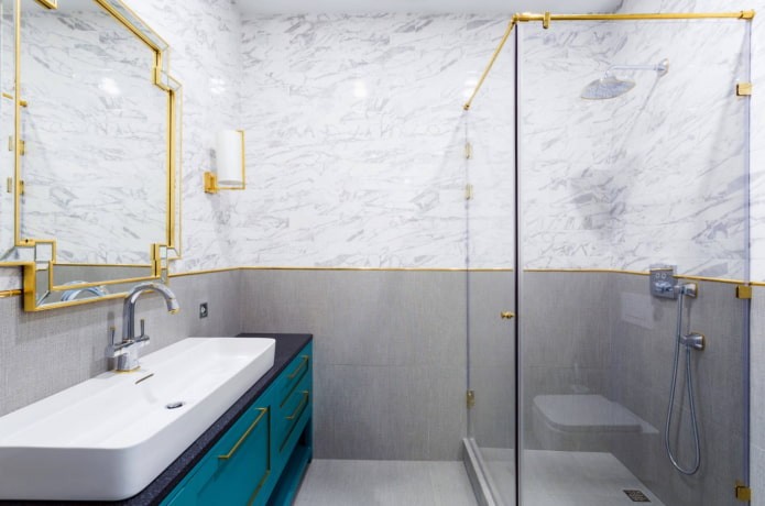 ванная комната с золотыми деталями
