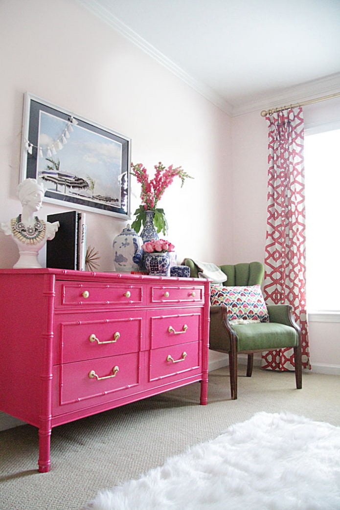 Розовый комод в гостиной