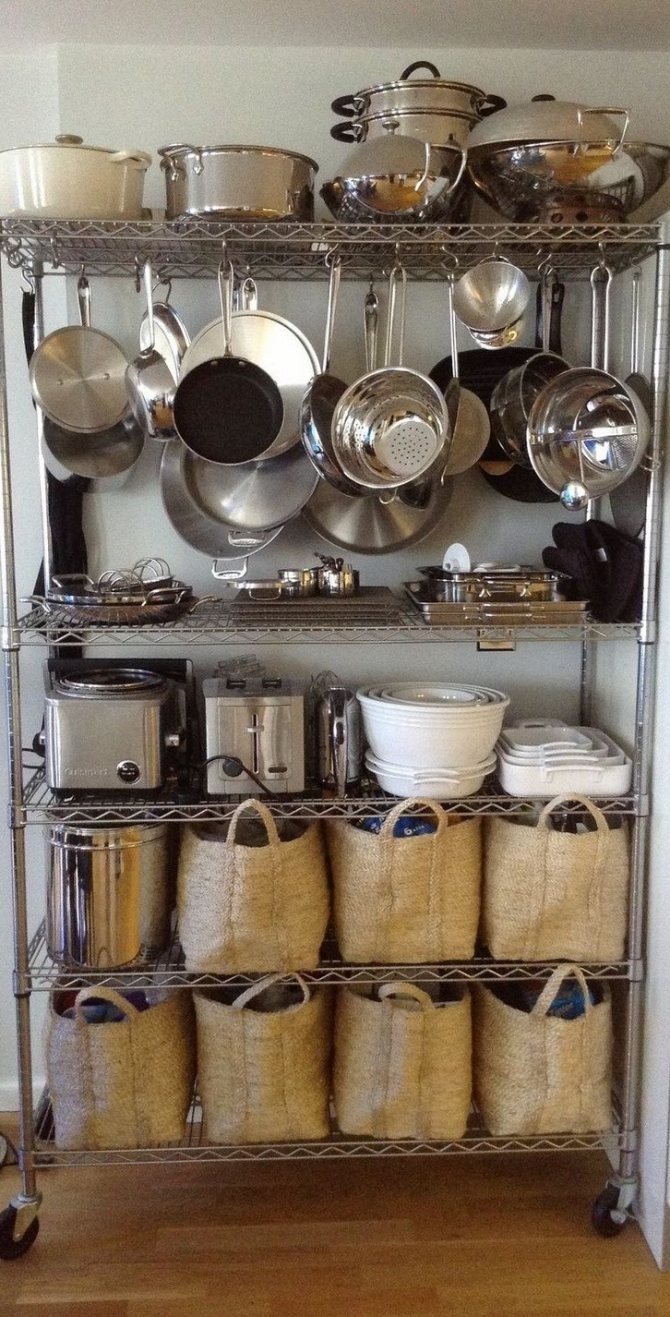 Фото № 10: 20 способов хранения сковородок на кухне