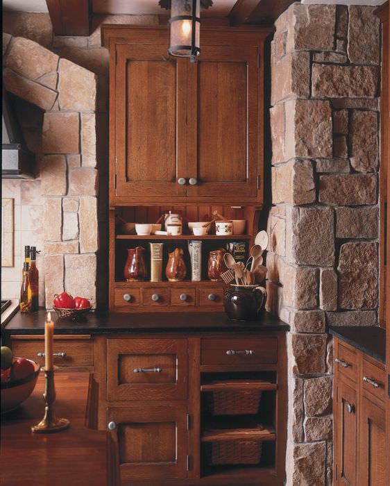 Деревянный шкаф на кухне в испанском стиле
