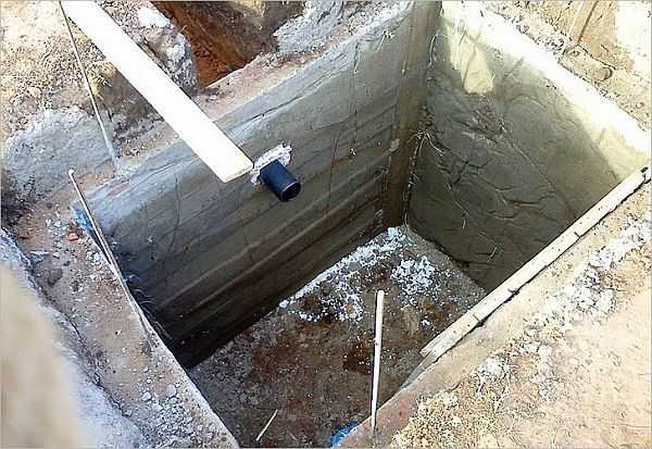 Выгребная яма дачного туалета не должна пропускать воду